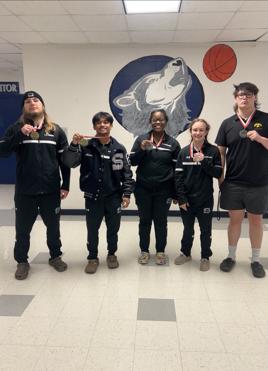 WGWolves254's tweet photo. Varsity wrestlers left it all on the mat with boys earning 5th place overall out of 24 teams and girls earning 8th place out of 21 teams! The results were as follows:
2 Gold:
Morales, A/ Gunnells, S
2 Silver:
Connally, Z(VG)/O'Brien, L
1 Bronze:
Roberts, C(VG) https://t.co/0DpEPDXbWs