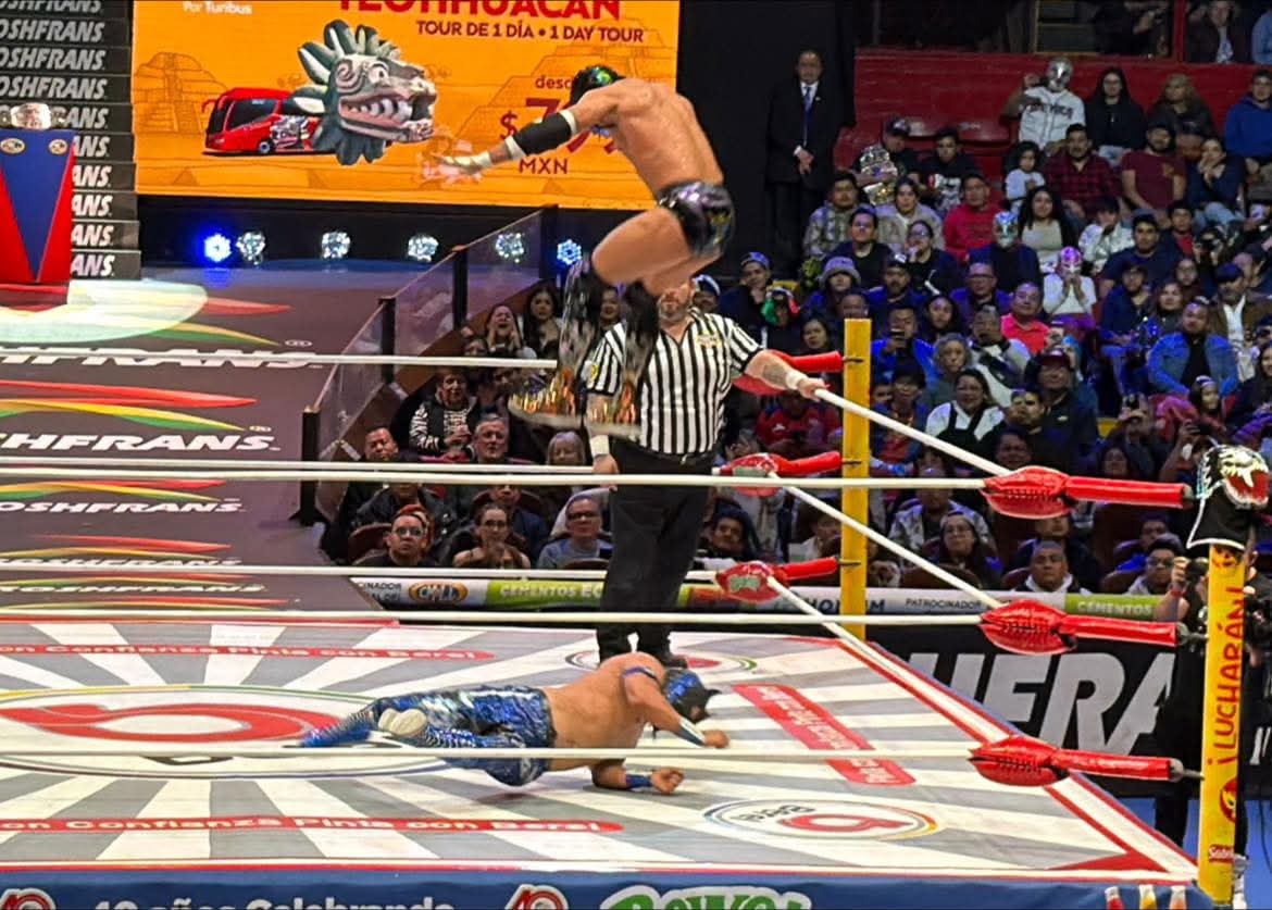 LaTijeraLucha's tweet image. Una lucha para la “inmortalidad”❗️
Emocionante y espectacular batalla,#Titan logra retener su título de campeón de pesos welter al rendir a #Komander al centro del ring,quien demostró su talento y fortaleza dando una verdadera guerra ambos mexicanos que se reconocen al final...