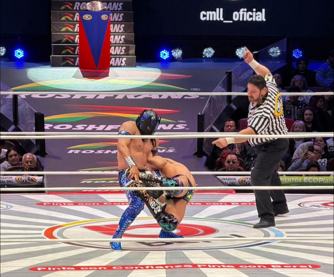 LaTijeraLucha's tweet image. Una lucha para la “inmortalidad”❗️
Emocionante y espectacular batalla,#Titan logra retener su título de campeón de pesos welter al rendir a #Komander al centro del ring,quien demostró su talento y fortaleza dando una verdadera guerra ambos mexicanos que se reconocen al final...
