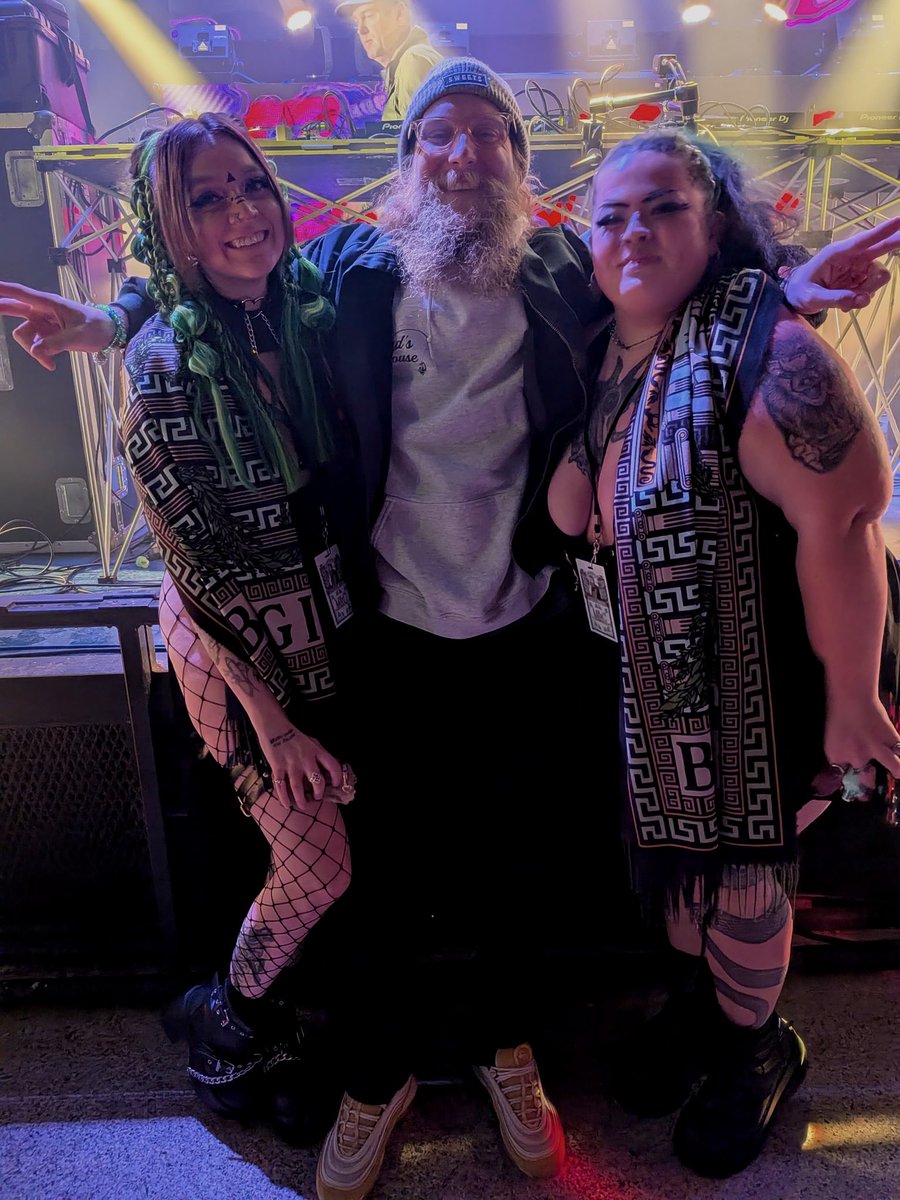 kylied_13's tweet photo. BOOGIEEEE T
amazing show as always 🔥🔥 @boogietmusic https://t.co/tmHbt2lbwb