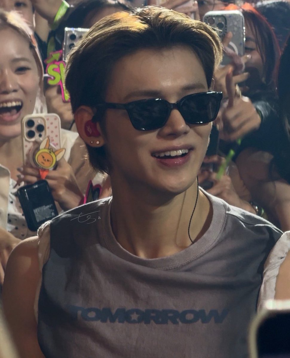 zjilgeongzzn's tweet image. just licked my phone screen