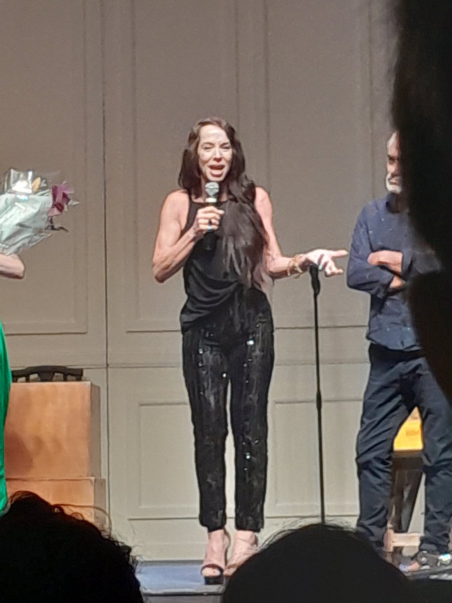 Vas al teatro, pagas una entrada y al final te aparece <a href="/onettovictoria/">Victoria Onetto</a> con cargo de subsecretaria de cultura de la pcia de Bs As y arranca militando a <a href="/Kicillofok/">Axel Kicillof</a> al grito de "este momento es posible gracias al Gobernador q si apuesta a la cultura y bla bla.." 
Oime