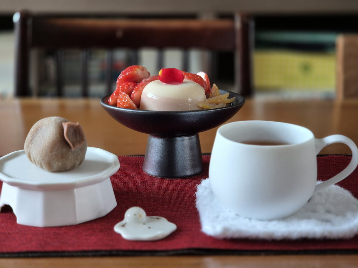 akzkfh0's tweet image. 이틀 지나서 먹는 동백역하얀집 곶감 화과자와 딸기두유요시노캉. 오! 이번엔 그래도 성공적으로 옮겨 담았어! 요시노캉 옮겨 담기 너무 힘듦ㅠㅠ 아침에 눈 보고 와서 찻잔은 눈덩이를 닮은 장다연 작가님 잔으로..⛄️ @DayeonStudio