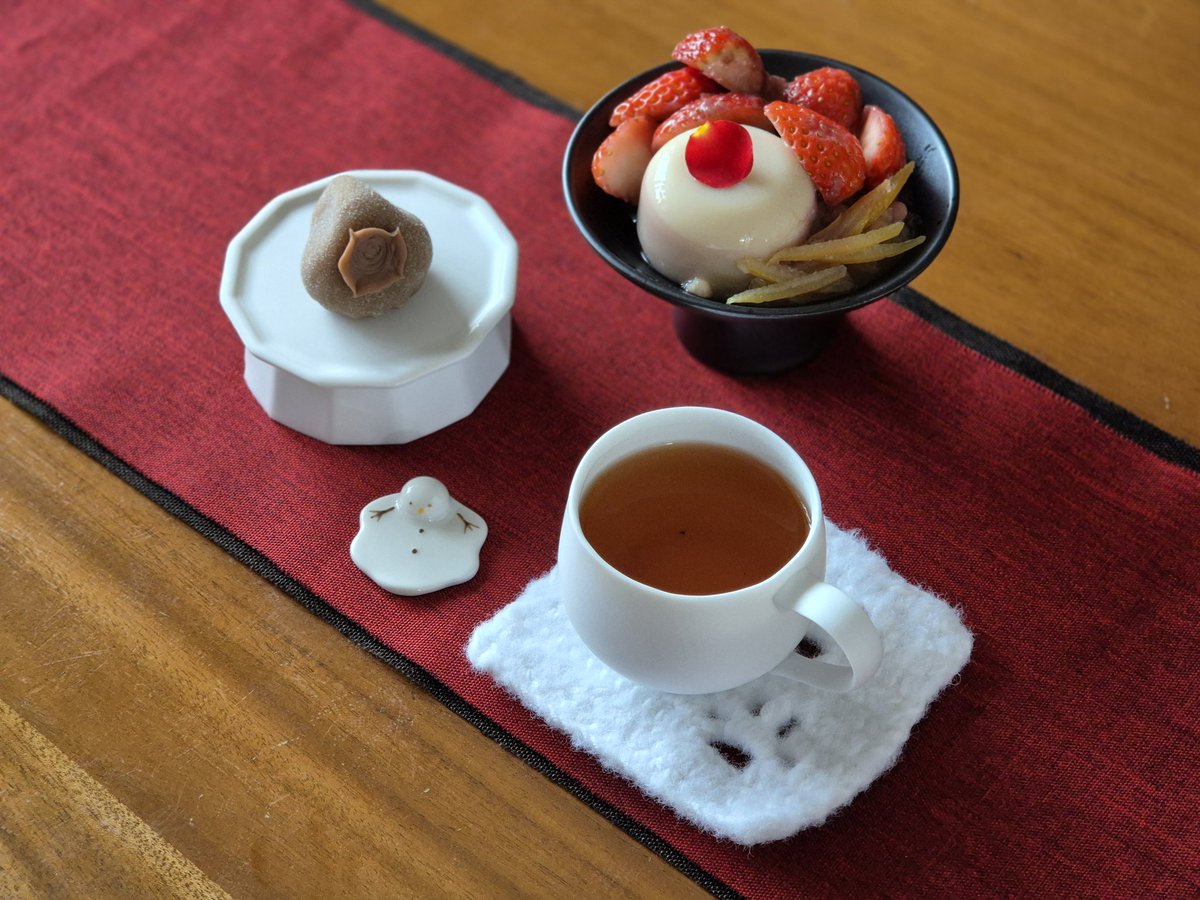 akzkfh0's tweet image. 이틀 지나서 먹는 동백역하얀집 곶감 화과자와 딸기두유요시노캉. 오! 이번엔 그래도 성공적으로 옮겨 담았어! 요시노캉 옮겨 담기 너무 힘듦ㅠㅠ 아침에 눈 보고 와서 찻잔은 눈덩이를 닮은 장다연 작가님 잔으로..⛄️ @DayeonStudio