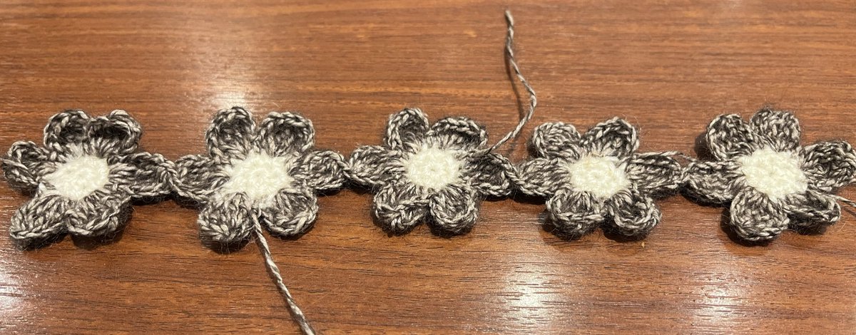 モチーフAをぜーんぶ編んでから気づいた。編みながら繋げていくのだった。。。Bは繋げながら編みましょう。。。😢