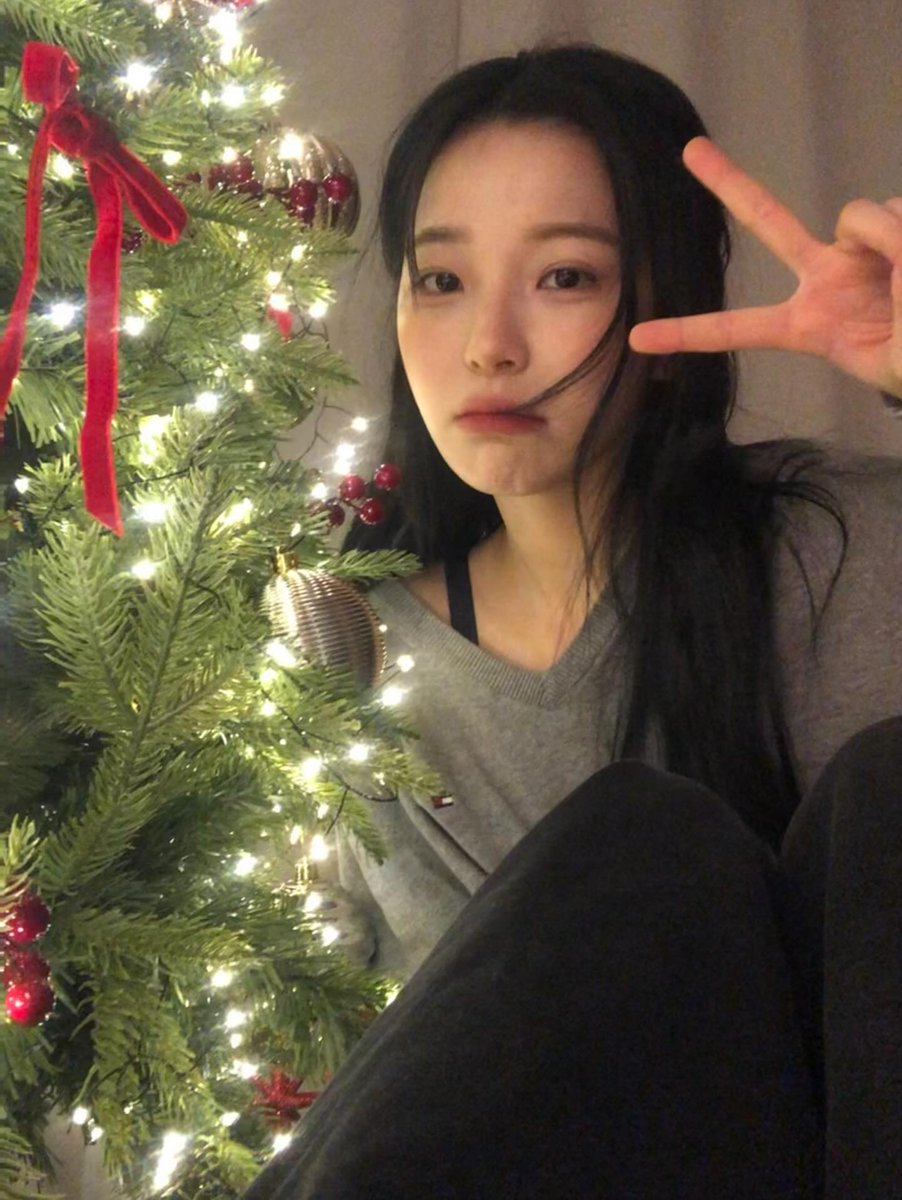 <a href="/jihoenni/">⪩ 𔘓 ⪨.</a> the view of christmas tree looks so good, but you steal all the attention anw just saying 🫰