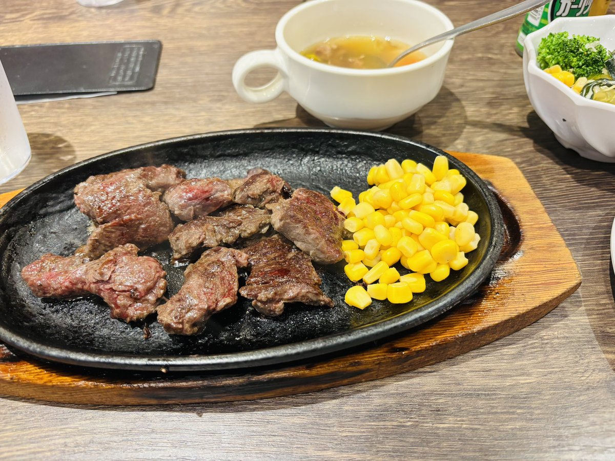 1234miyuko's tweet photo. 久しぶりに次男と一緒に88Jr.へ行きました。
カットステーキ(150g)が税込¥1,485に値上がりしていてびっくり😳
88Jr.だったら¥1,000×2で済むし…と思っていた私が浅はかでした😆💦
#沖縄 #88Jr. https://t.co/tRzDZm3CBf