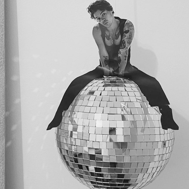 HSFEATURES's tweet image. Kiss All The Time. Disco, Occasionally. — Harry Styles.