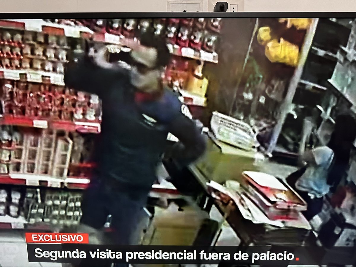 Qué onda con Jerí atendiendo el teléfono y gritando frente a un empresario con intereses económicos en el país, deudas y sanciones? 

Y para colmo, lentes de sol dentro de un local…
