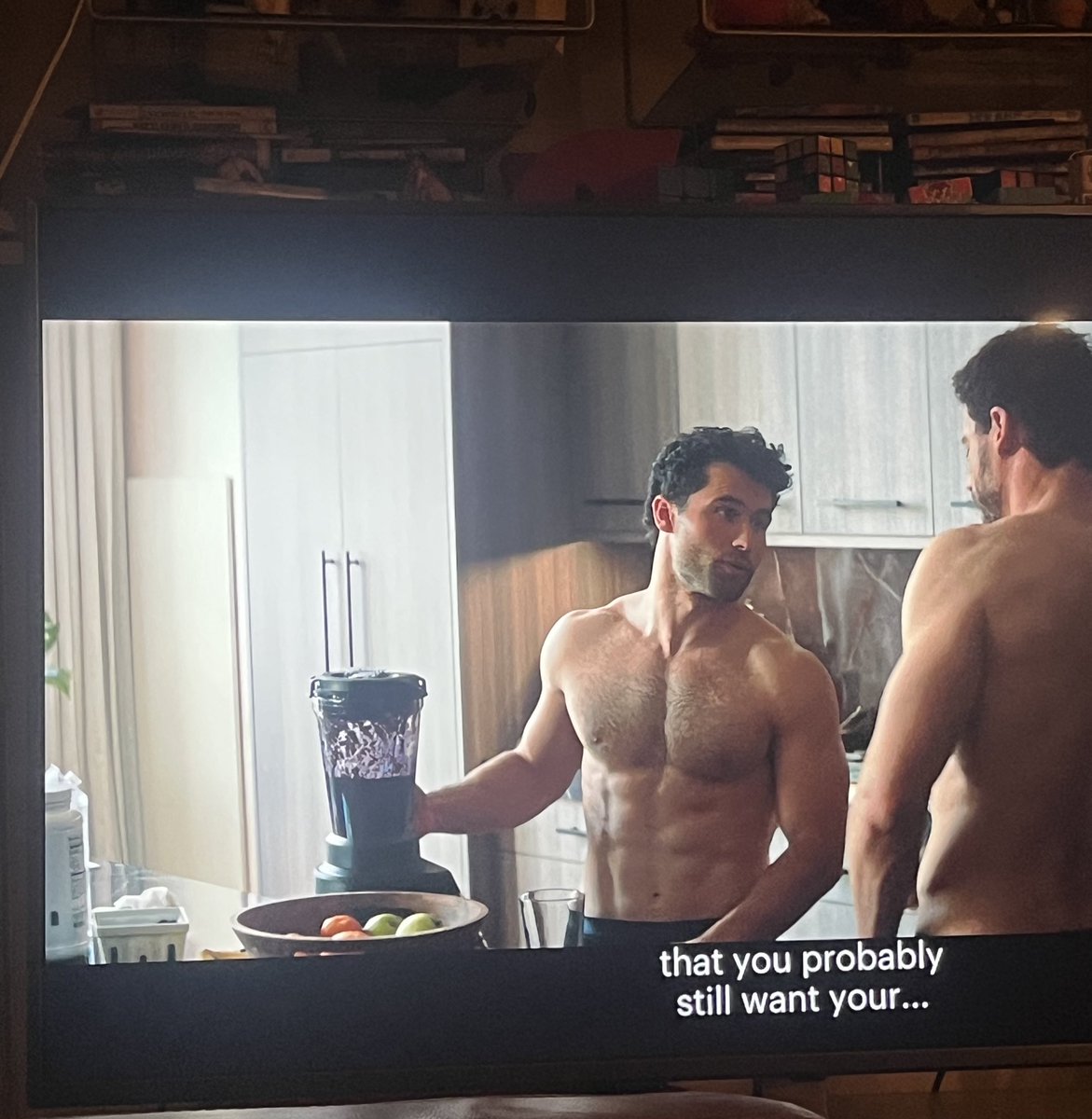 crabriella_'s tweet image. Help why does the random art student who works at the smoothie shop have a six pack #gross