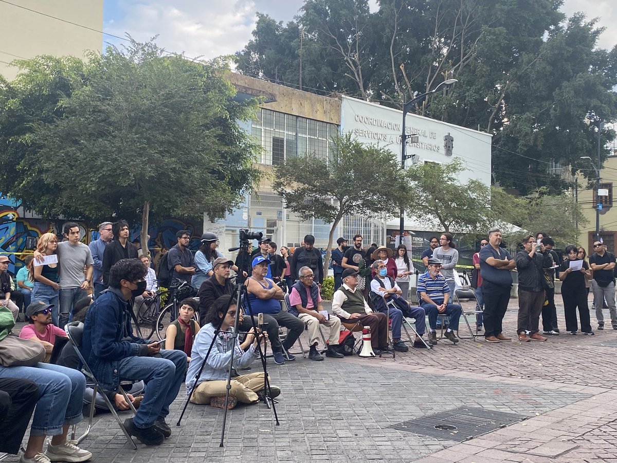 imdecac's tweet image. Después de lo sucedido en la marcha del 10 de enero, el exceso de patrullas y policías continua siendo un acto de criminalización para el ejercicio de derechos en #Jalisco. La Asamblea decidió concluir frente a la presencia policial. 
Hacemos un respetuoso llamado a @PabloLemusN