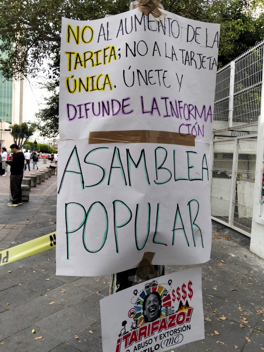 imdecac's tweet image. Después de lo sucedido en la marcha del 10 de enero, el exceso de patrullas y policías continua siendo un acto de criminalización para el ejercicio de derechos en #Jalisco. La Asamblea decidió concluir frente a la presencia policial. 
Hacemos un respetuoso llamado a @PabloLemusN