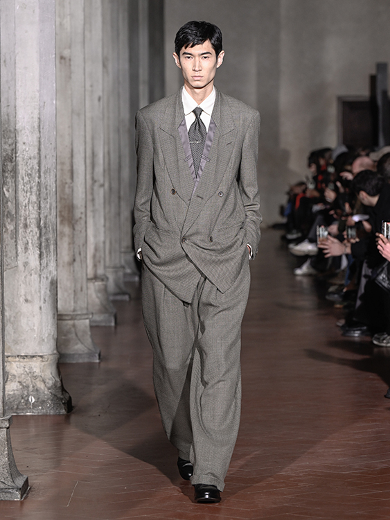 FASHIONHL's tweet image. SOSHIOTSUKI Presents AW26 at Pitti Uomo, Reframing Tailoring Through Subtle Intervention
→fashion-headline.com/en/article/487…
#SOSHIOTSUKI #PittiUomo #collections