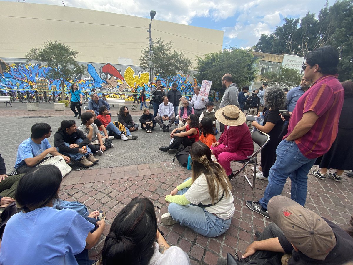 imdecac's tweet image. #AsambleaPopular🧶|
Hoy participamos en este importante ejercicio ciudadano en donde se diálogo sobre lo impactos y acciones contra el #Tarifazo al #TransportePúblico.

Todo iba muy bien y de pronto llegaron alrededor de 6 patrullas. La pregunta: ¿A cuidar, vigilar o a intimidar?