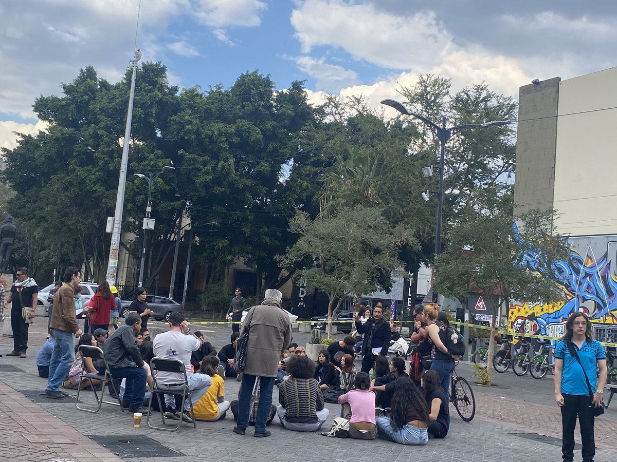 imdecac's tweet image. #AsambleaPopular🧶|
Hoy participamos en este importante ejercicio ciudadano en donde se diálogo sobre lo impactos y acciones contra el #Tarifazo al #TransportePúblico.

Todo iba muy bien y de pronto llegaron alrededor de 6 patrullas. La pregunta: ¿A cuidar, vigilar o a intimidar?