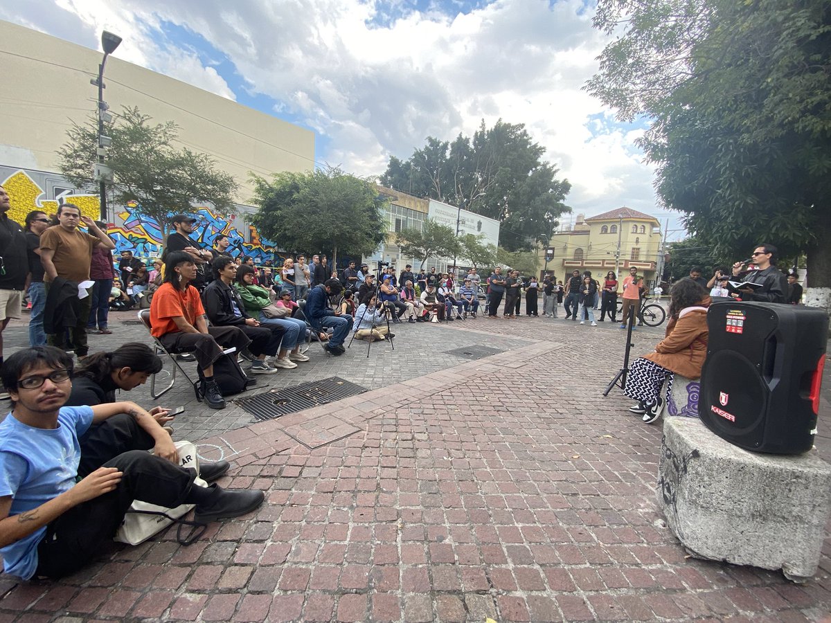 imdecac's tweet image. #AsambleaPopular🧶|
Hoy participamos en este importante ejercicio ciudadano en donde se diálogo sobre lo impactos y acciones contra el #Tarifazo al #TransportePúblico.

Todo iba muy bien y de pronto llegaron alrededor de 6 patrullas. La pregunta: ¿A cuidar, vigilar o a intimidar?