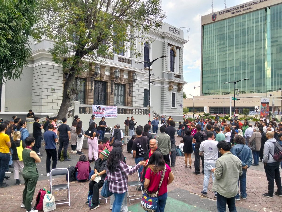 imdecac's tweet image. #AsambleaPopular🧶|
Hoy participamos en este importante ejercicio ciudadano en donde se diálogo sobre lo impactos y acciones contra el #Tarifazo al #TransportePúblico.

Todo iba muy bien y de pronto llegaron alrededor de 6 patrullas. La pregunta: ¿A cuidar, vigilar o a intimidar?