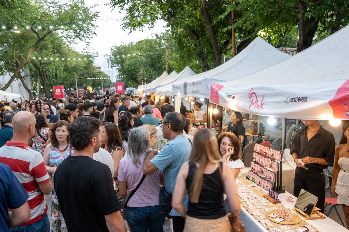 Acompañé al intendente <a href="/UlpianoSuarez/">Ulpiano Suarez</a> y a su equipo en la reinauguración de la Avenida Sarmiento, luego de seis meses de obra. Recorrimos el paseo junto a mendocinos y turistas que se acercaron a conocer los cambios y a disfrutar del espacio recuperado.

Veredas nuevas y más