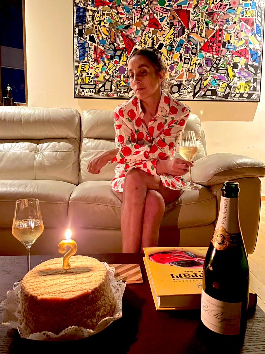 Terminando el día ! Con mi torta fav. Manjar/huevo mil de Las Violetas! y 🥂