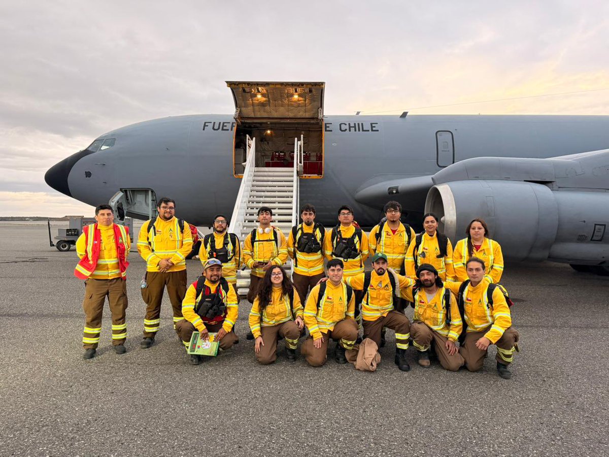 FACh_Chile's tweet image. Aeronave KC-135 de la Fuerza Aérea de Chile arribó a la Base Aérea Chabunco, en #PuntaArenas, para embarcar y trasladar a brigadistas de @conaf_minagri que se dirigen a combatir incendios forestales en la zona sur del país.
