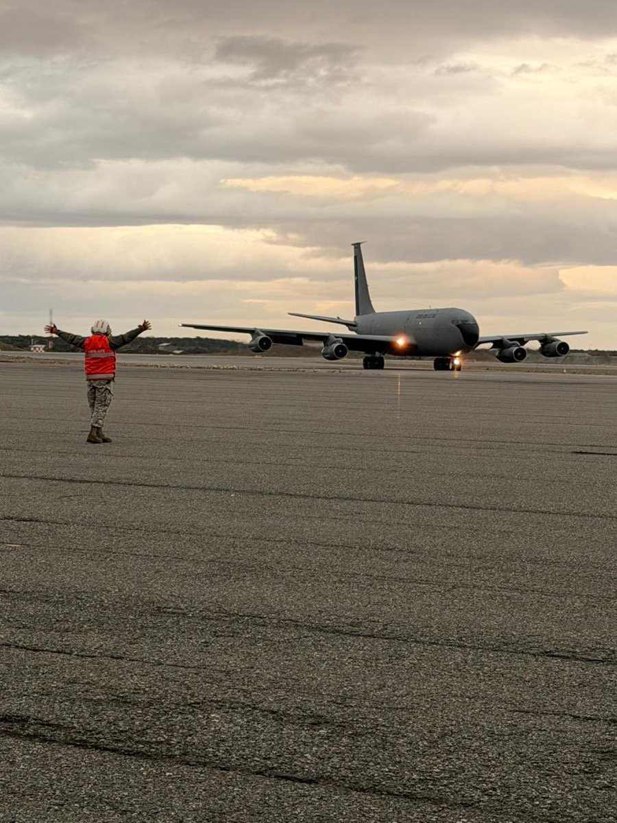 FACh_Chile's tweet image. Aeronave KC-135 de la Fuerza Aérea de Chile arribó a la Base Aérea Chabunco, en #PuntaArenas, para embarcar y trasladar a brigadistas de @conaf_minagri que se dirigen a combatir incendios forestales en la zona sur del país.