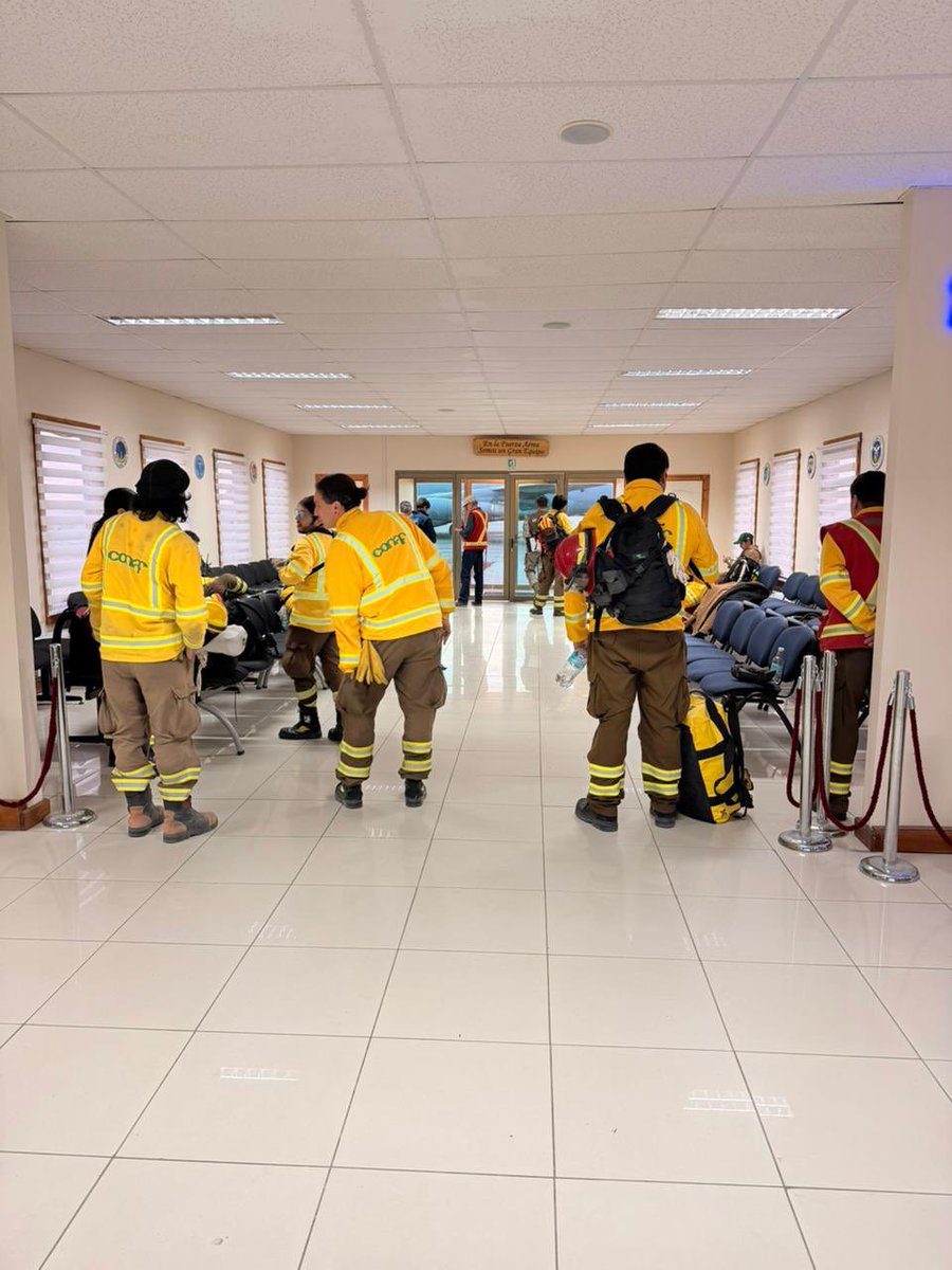 FACh_Chile's tweet image. Aeronave KC-135 de la Fuerza Aérea de Chile arribó a la Base Aérea Chabunco, en #PuntaArenas, para embarcar y trasladar a brigadistas de @conaf_minagri que se dirigen a combatir incendios forestales en la zona sur del país.