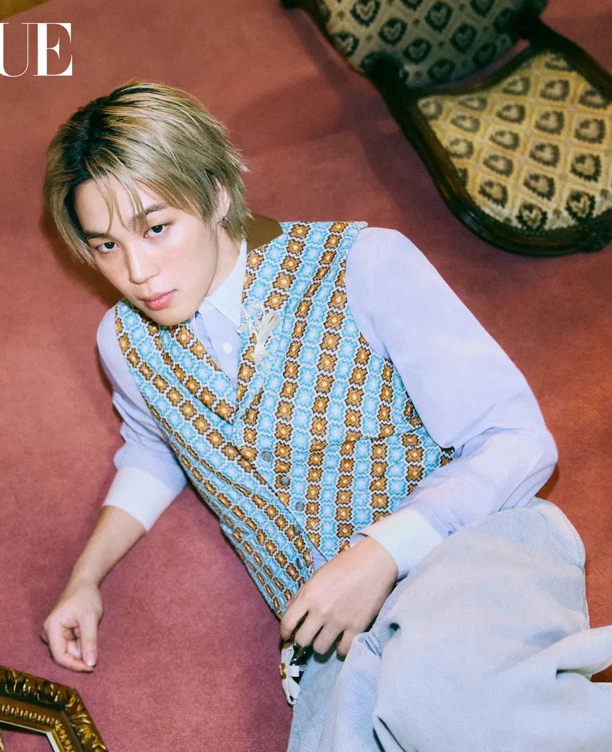 lachimolalaaaaa's tweet image. did he fall out of this chair 💔💔💔