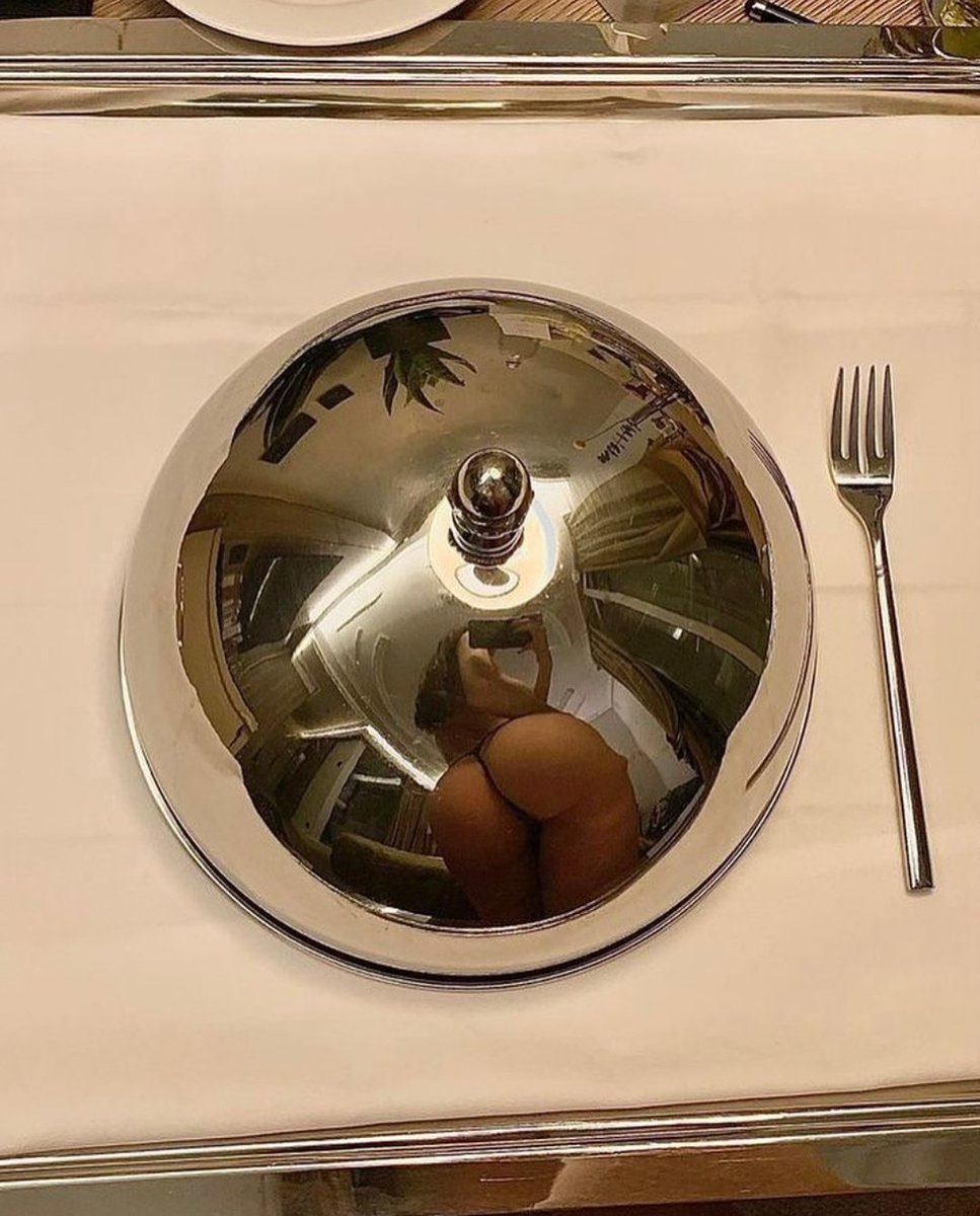 zoomergirls__'s tweet image. dinner time