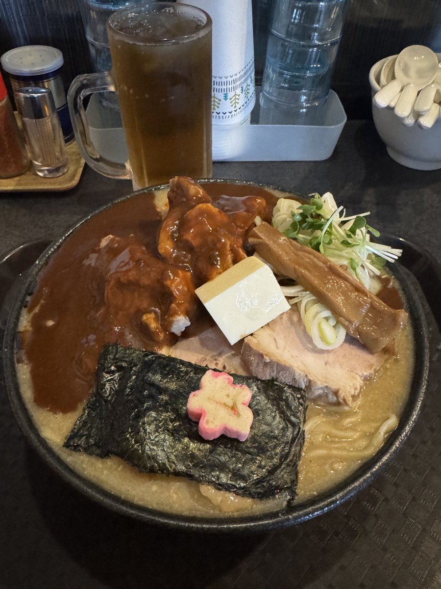 秋田ラーメンはま@川越

あん肝味噌カレーラーメン（バター入り）

朝サウナ後に大好きなお店へ🥰

味噌スープにカレーとバターとあん肝がゴロッゴロ入っていて、とにかく濃厚で破壊力抜群の一杯🤤

大将女将、今日も心意気を有難う御座いました🙇🏻‍♂️

妻には生姜ラーメン食べてきたって言おうっと🤭