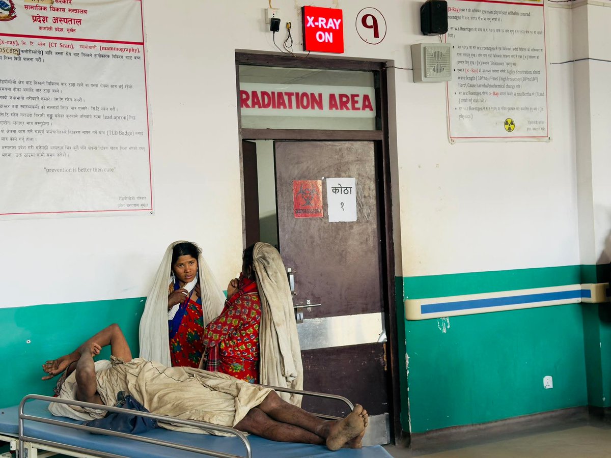 उपचार गर्न पालो कुर्दै अस्पतालमा राउटेहरु 
सुर्खेतको लेकवेशी नगरपालिका वडा-७ मा बस्दै आएका राउटे समुदायका मुखिया शेरबहादुर शाही उपचारको क्रममा कर्णाली प्रदेश अस्पतालमा पालो कुर्दै ।