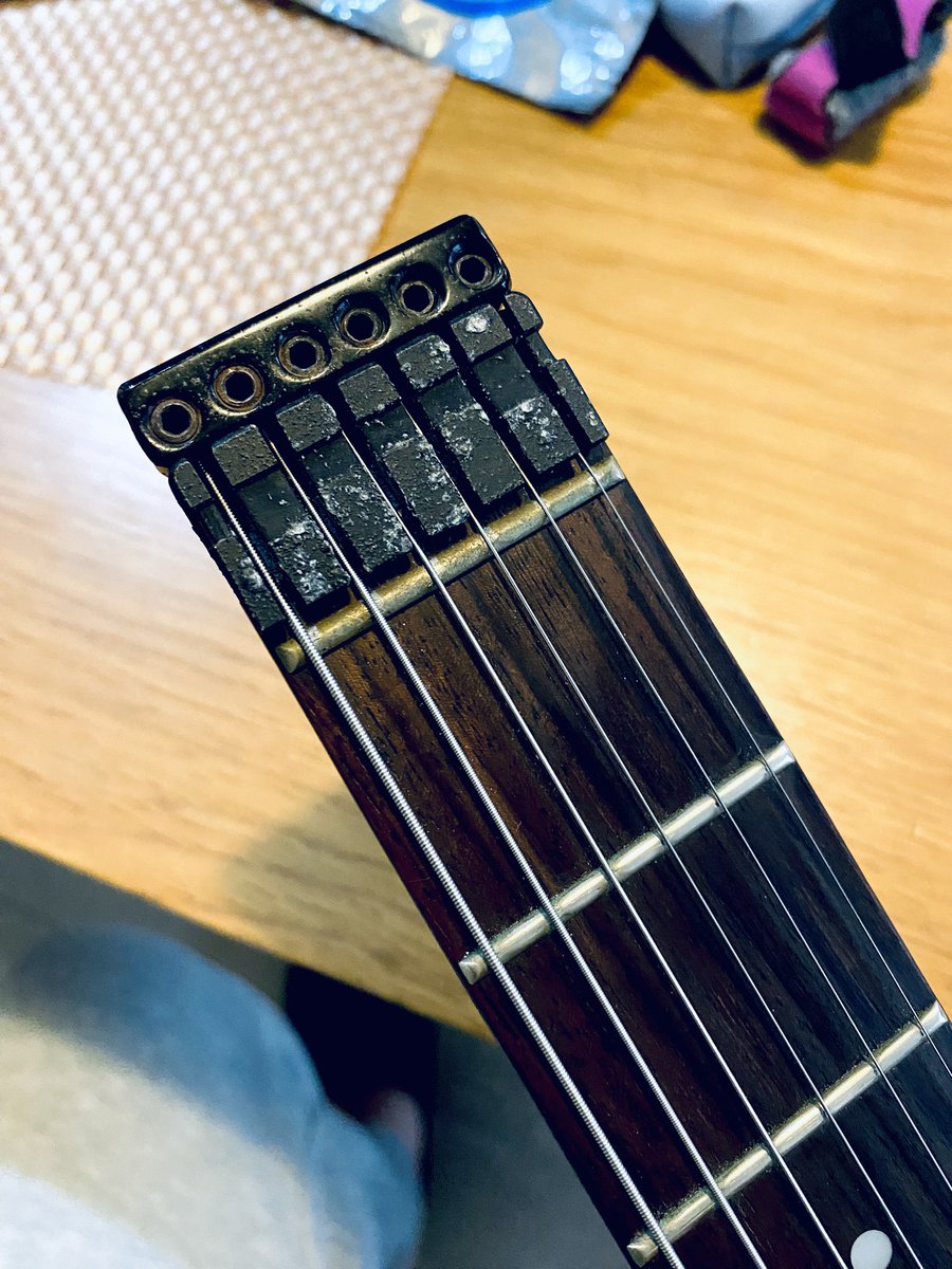 朝練してたら弦が切れた 交換ついでに気づいたんだけど、このゼロ