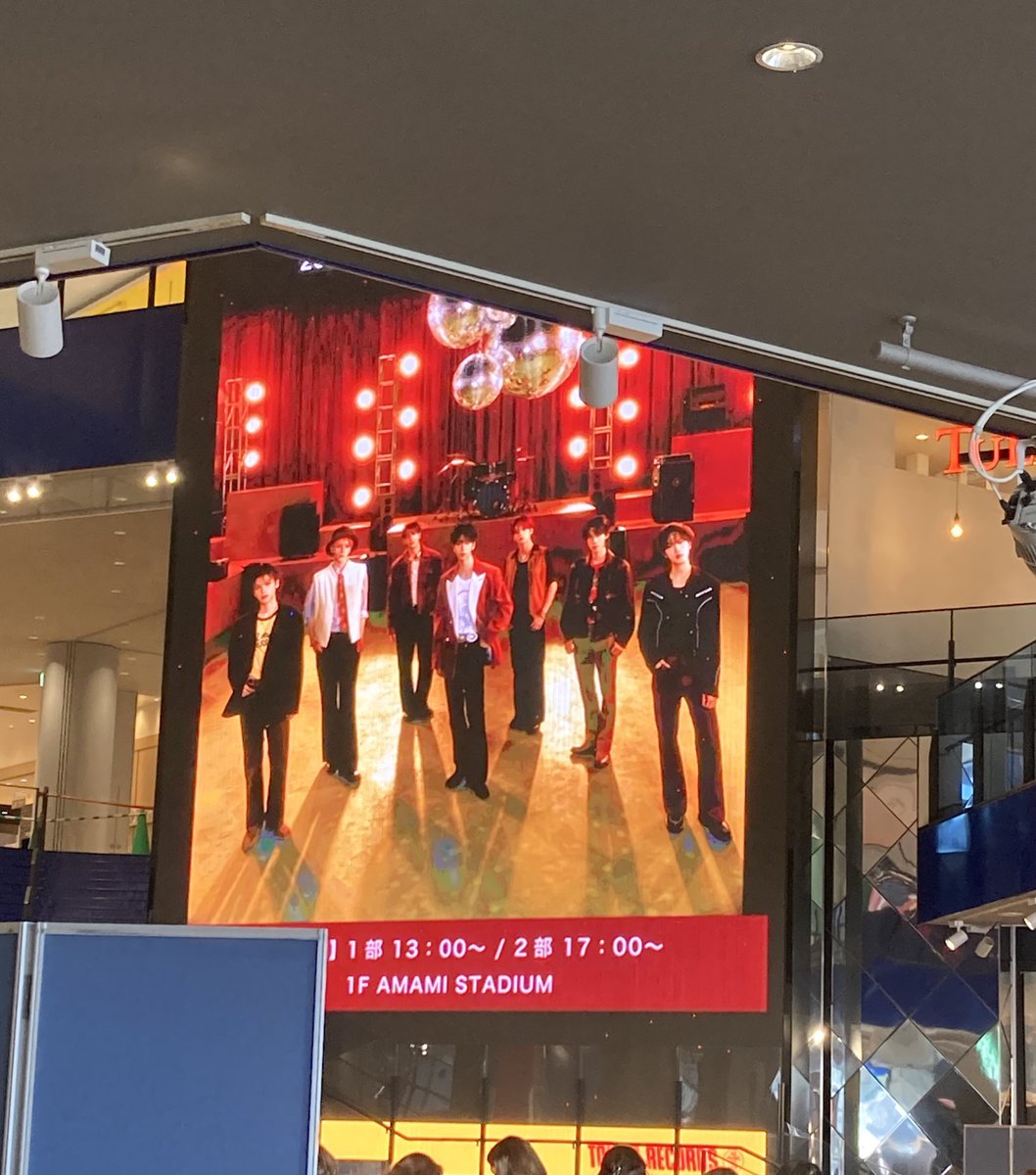 ケイ さま専用ページ•*¨*•.¸♬︎ もうすでに当日販売エリアにすっごい人…‼️😳