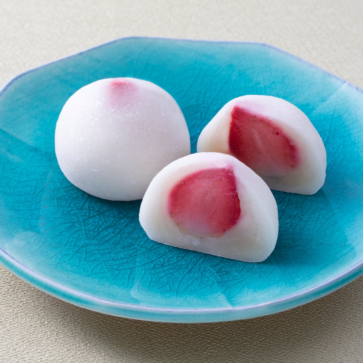 eitaro_sohonpo's tweet image. おはようございます✨

本日は日曜日のため、日本橋本店は定休日です。
日本橋、東京駅周辺で榮太樓總本鋪のお菓子をお探しの際は、三越日本橋店、髙島屋日本橋店へお越しくださいませ✨
 #いちご大福　#いちごさん