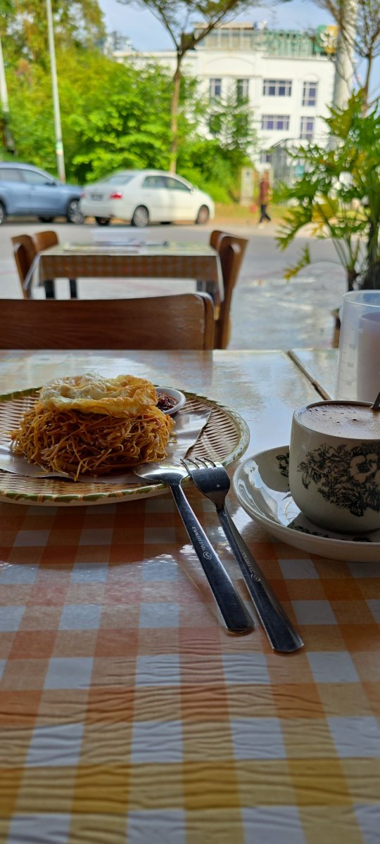 Hari hari breakfast makan meehoon kopi. Lepas tu kerja kerja.

Life macam tu saje ke?