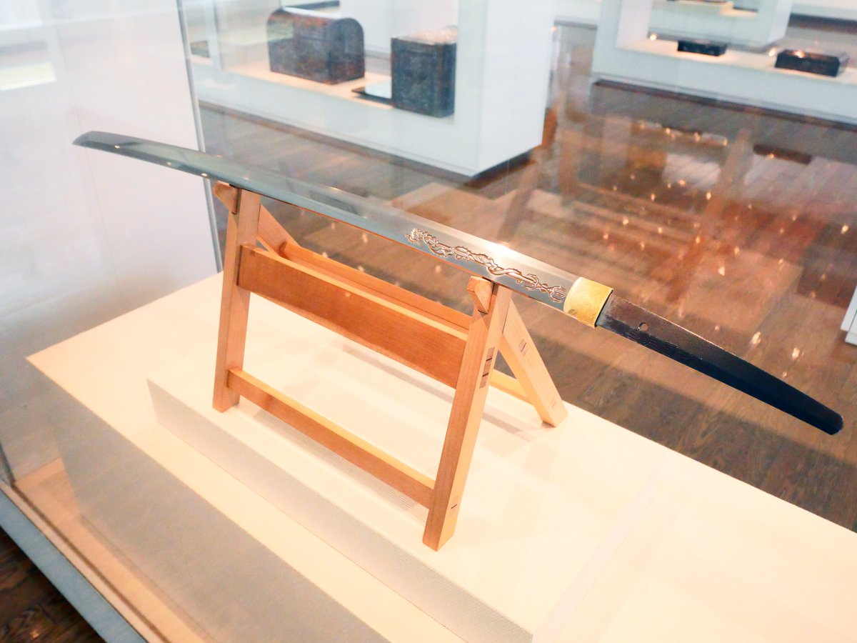 以前、#刀剣画報 にも掲載していただいた #肥前国忠吉 作の刀を展示中