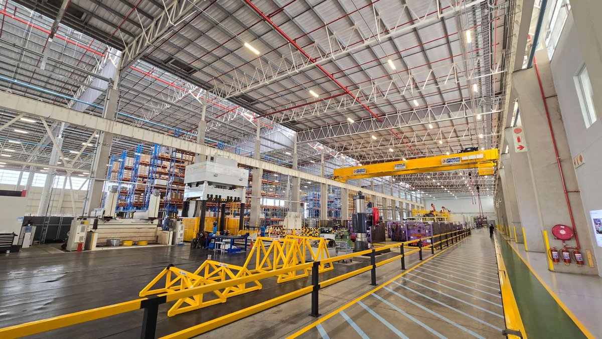 Delighted to visit the Chinese-invested company Yanfeng Group in Pretoria. Yanfeng has three factories around Pretoria, producing automotive exterior components, interior components, and seatings, with a total investment of 2 billion rand and more than 1,700 employees, of whom