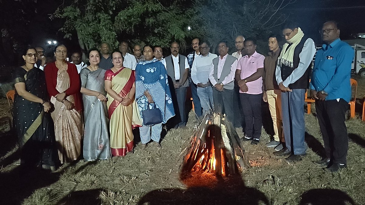 amolkhare46's tweet photo. #साहित्य_शेकोटी
रोटरी क्लब ऑफ #मनमाड मॅजिकतर्फे आयोजित साहित्य शेकोटीत #कवितांची सुंदर मैफल रंगली. @sahityaakademi https://t.co/JAj5qCISx0