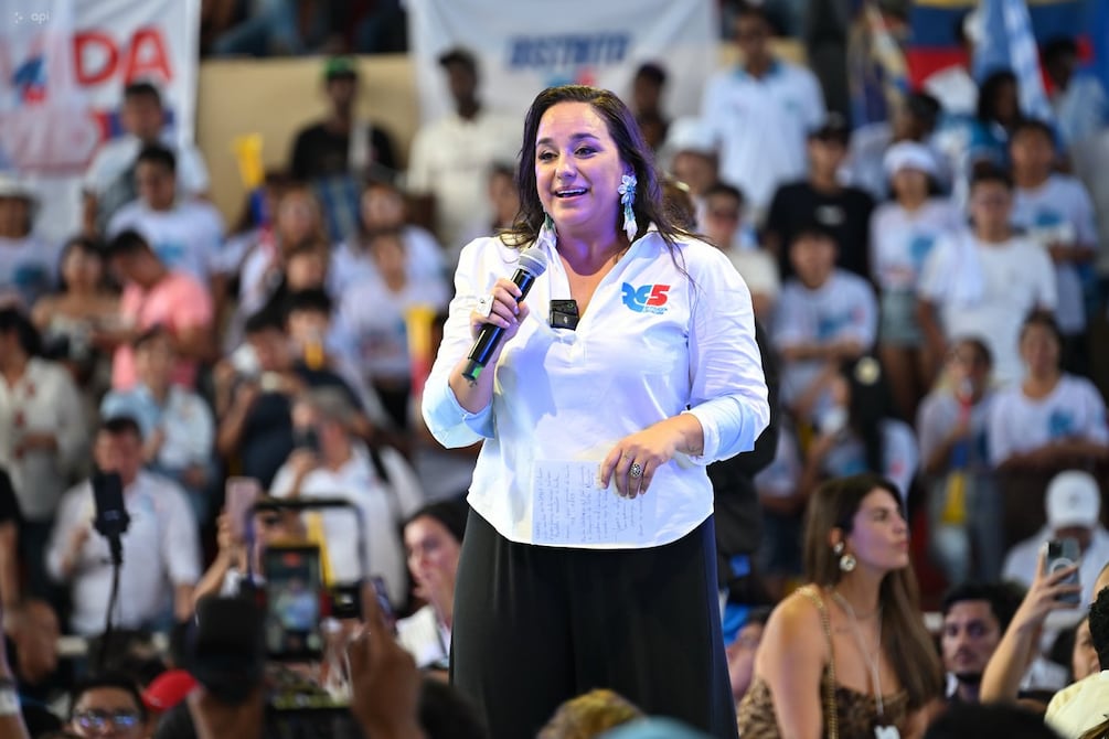 silvitamaldia's tweet photo. Cintura y vergüenza son dos cosas que Gabriela Rivadeneira ya no tiene. https://t.co/FToRnOCsok