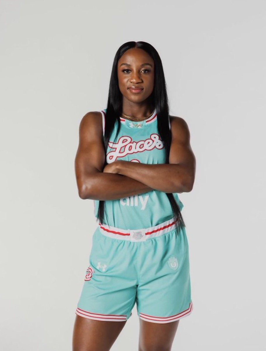 aja22wilsonHQ's tweet image. jackie young with a’ja wilson courtside:

35 points
3 assists 
13-19 FG

+ the game winner. 👀