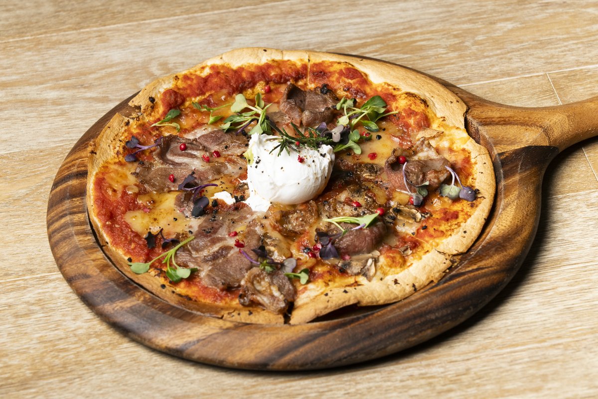 希少なミルクラム×とろ〜り半熟卵の「ビスマルクピザ」🍕🍳

希少なミルクラムを贅沢に使用し、フレッシュトマトの瑞々しい酸味を効かせたボリューミーな一枚です🌿熱々のうちに、卵を崩してお召し上がりください✨