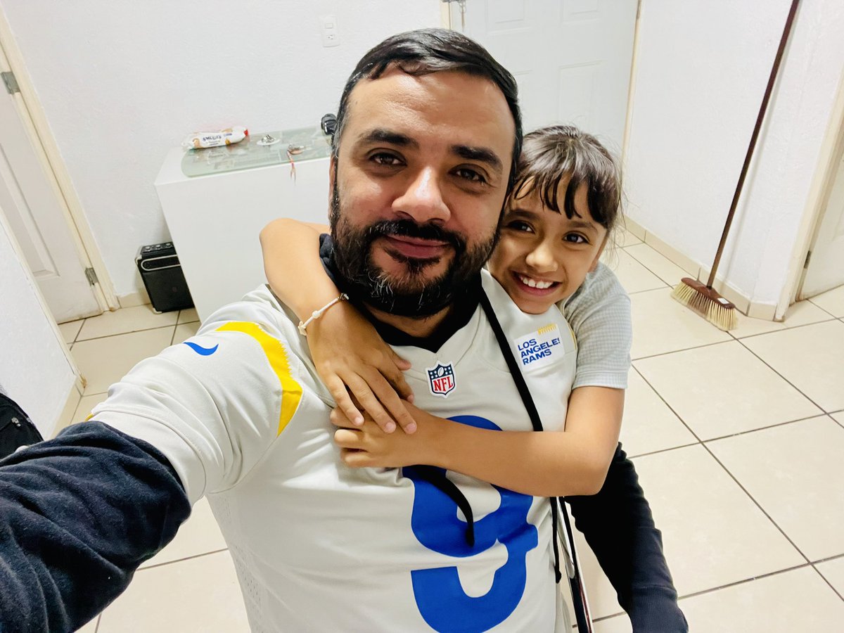 raul2804's tweet photo. @FOXImpactoNFL Vamos mis RAMS!!! Siempre con la mejor compañía… #MyPrincess #GoRams @RamsNFL https://t.co/UZQroYvEUL