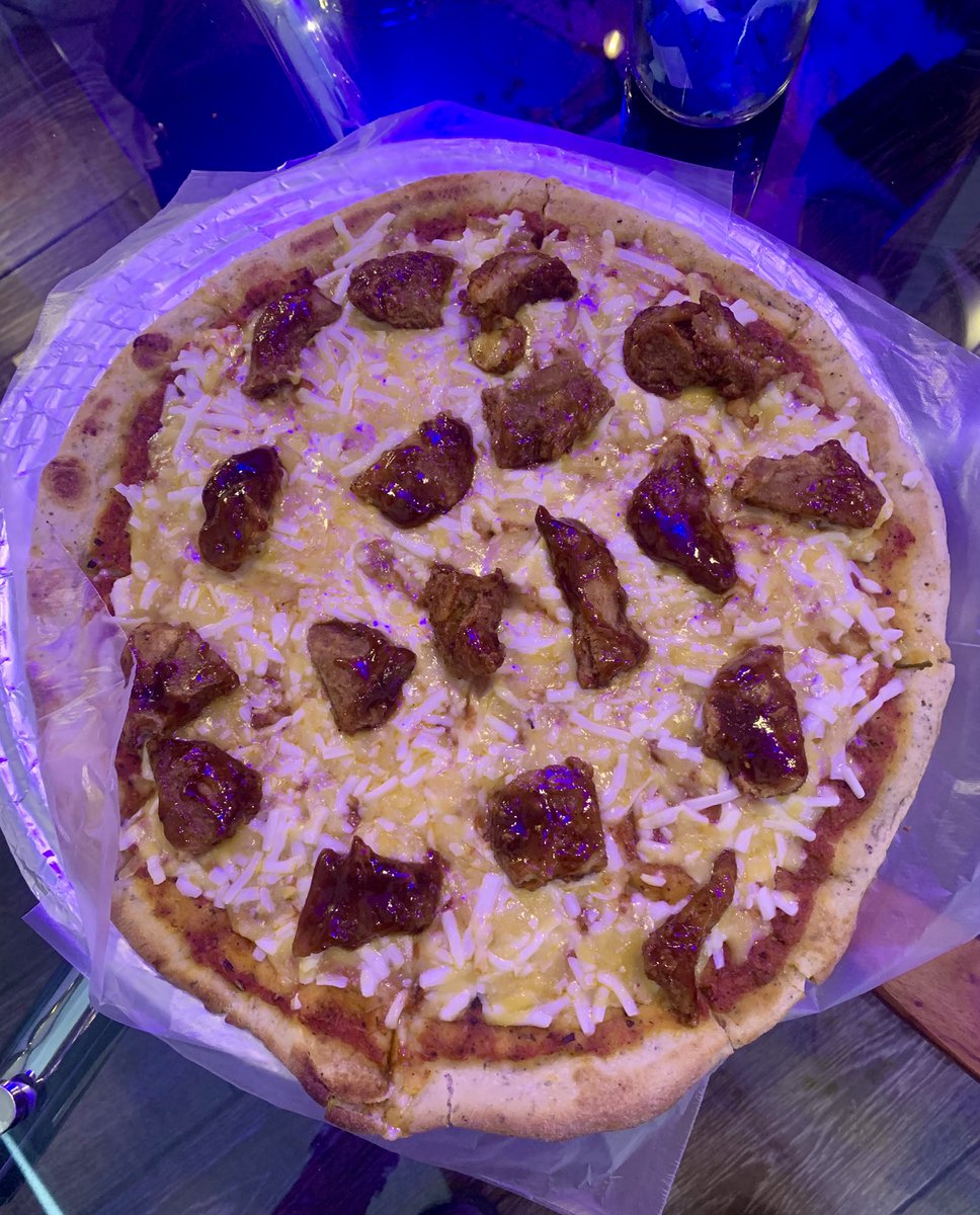 MexicoVeg's tweet photo. Uuuuuf! La pizza 🍕 de crunchy BBQ (setas) 🍄‍🟫 de @yoyucafe está para chuparse los dedos 😋 😋 😋 

#DeliciasVeganas #PizzaVegana #Edomex #Veganos #Antiespecismo https://t.co/3ZzwBhy68i