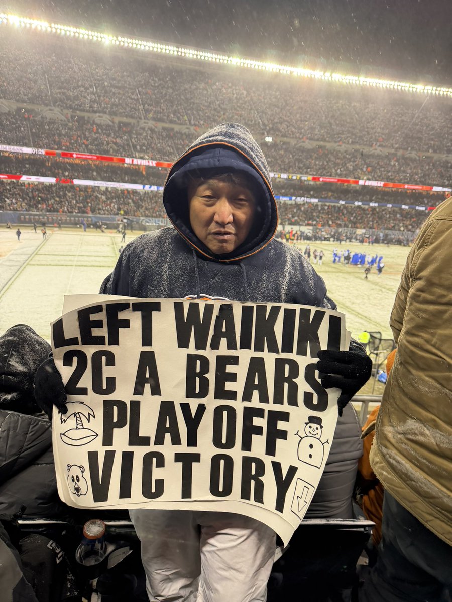 BarstoolBigCat's tweet image. That 3rd quarter was way too fast. Scary hours 

Also sign guy has been completely neutralized by the cold. He’s not having a great time