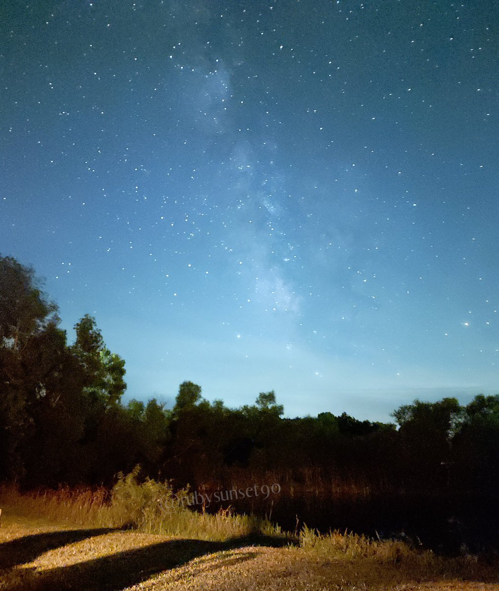 RubySunset5's tweet image. I can't wait for warmer nights and stargazing ✨
I took this picture over the summer. My paintings are heavily inspired by my nights spent watching the sky. I've seen so many shooting stars and a couple fireballs 🌠