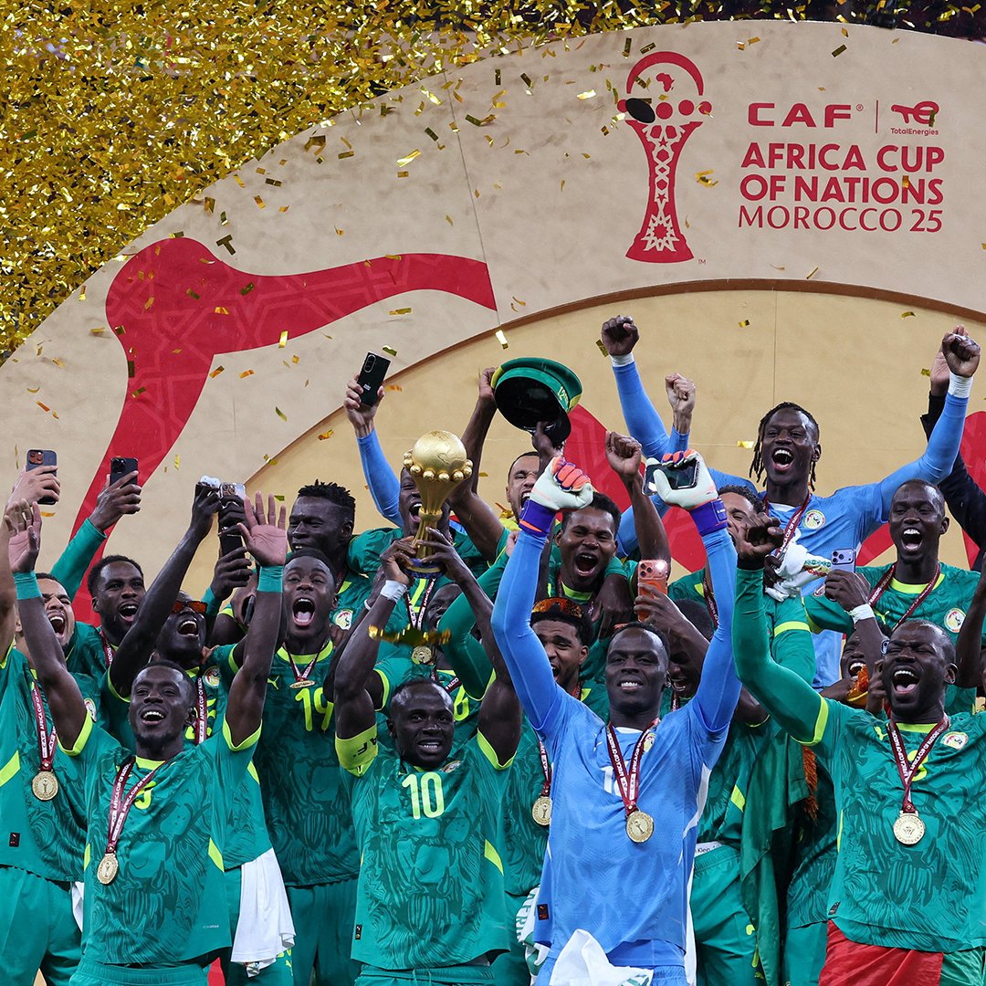 beINSPORTSid's tweet photo. TOTAL DRAMA di Final AFCON! π₯
92β Gol Senegal dianulir tanpa cek VAR
96β Penalti untuk Maroko setelah cek VAR
112β Senegal WO ke ruang ganti
123β Mane panggil rekannya kembali ke lapangan
125β Brahim DΓaz gagal penalti
ET: Gol Pape Gueye !
FT: Senegal Juara πΈπ³π
#beINAFCON https://t.co/AYeIdgzhCc