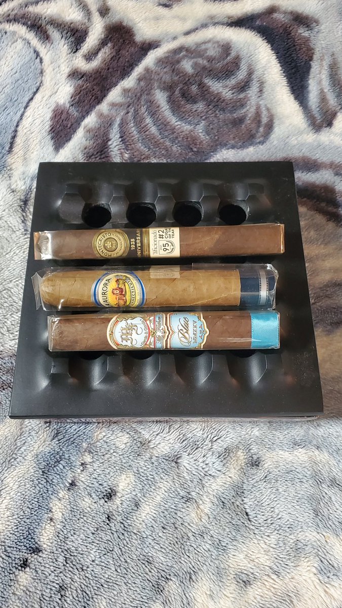 Rancho4201's tweet photo. Cigars I was gifted at last night's herf. The MF Blue is a cigar that I've been wanting to try. They have a great line that includes cigars for any time of day, any occasion, and any level of smoker, seasoned or not.

#cigars  #Montecristo  #MyFather
#myfathercigars  #LaAurora https://t.co/J4AQbuJ5PS