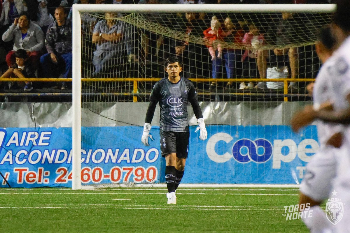 🇸🇻 Mario González (<a href="/adsancarlos/">AD San Carlos</a> )es el 2do portero salvadoreño en actuar en el futbol tico. El anterior fue Carlos Meléndez con San Miguel en las campañas 1980 y 1981.
El "cacho" disputó 30 juegos y recibió 39 goles. Detuvo 2 penales y descendió con los josefinos en 1981.