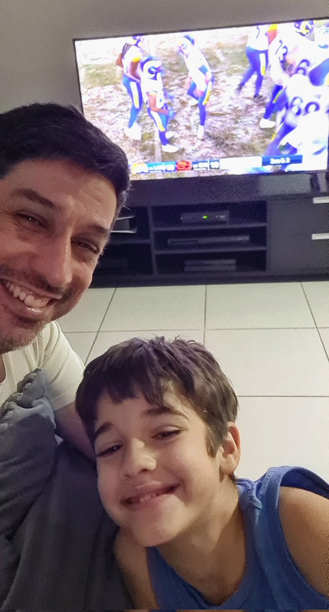 Aproveitando as férias do meu filhão Lucas para levar a palavra para a nova geração. Abração, Eve e Curti! #NFLnoSporTV