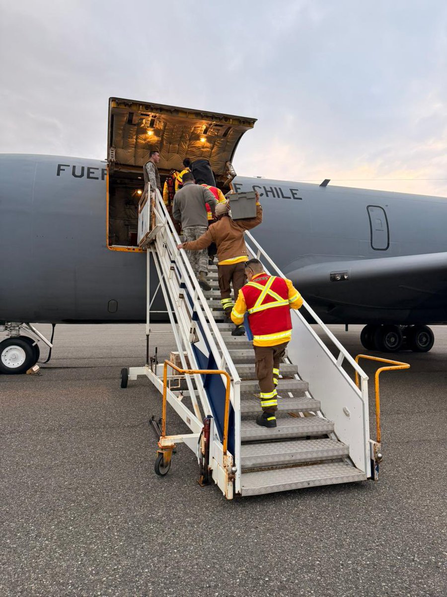 ZDefensa's tweet image. Una aeronave KC-135 de la @FACh_Chile  arribó a la Base Aérea Chabunco, en #PuntaArenas, para embarcar  brigadistas de @conaf_minagri, para apoyar el combate de incendios en la zona sur del país. La FACh refuerza la capacidad de respuesta  ante emergencias de gran escala. 🚒✈️