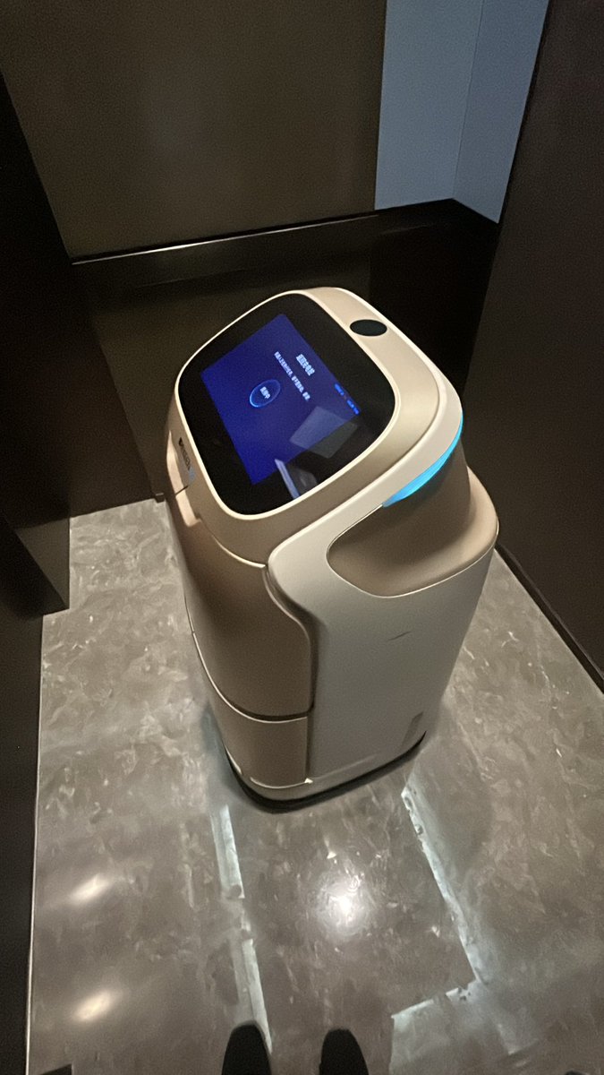 중국 왔는데 음식배달로봇이 지 충전해야된다고 내 음식 들고 튐;; 로봇이랑 저속경도 하는 중